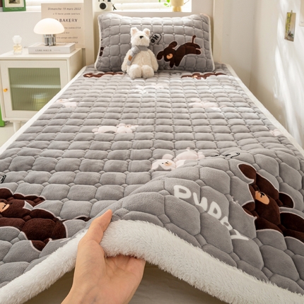 91家纺网 家纺一手货源 找家纺 家喜爱 2024新款学生牛奶绒直角床褥 苟富贵-灰