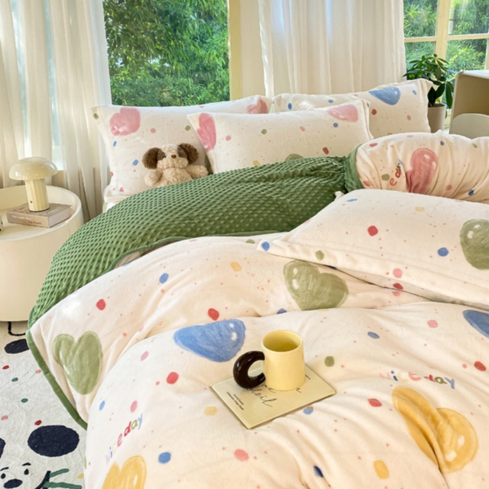 91家纺网 家纺一手货源 找家纺 赫梵茜 2024新款高克重安抚豆豆被套加厚牛奶绒床盖加厚牛奶绒夹棉床笠四件套 七彩爱心