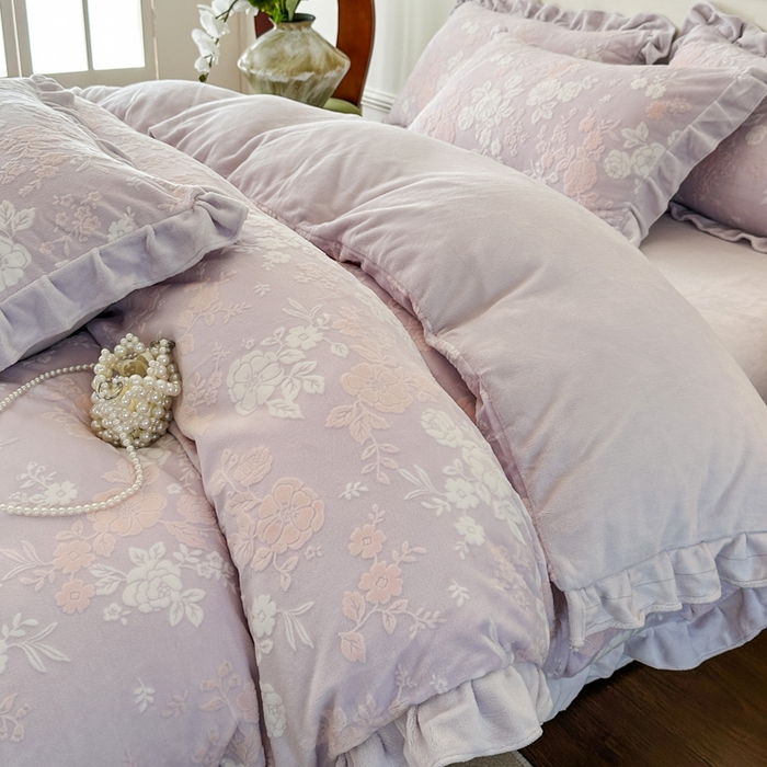 91家纺网 家纺一手货源 找家纺 野合家纺 2024新款法式A类雕花牛奶绒韩版公主风四件套床盖款床单款床笠款 花开花艳-粉紫