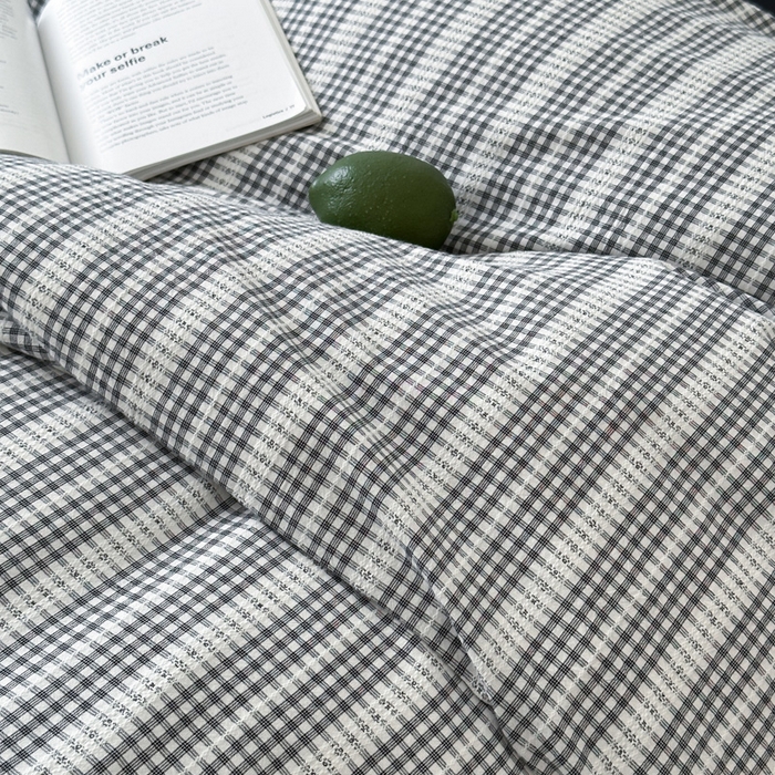 91家纺网 家纺一手货源 找家纺 艾沁家纺 2024新款40S全棉色织水洗提花条纹四件套 花漾-黑（配1只提花枕+1只字母枕）