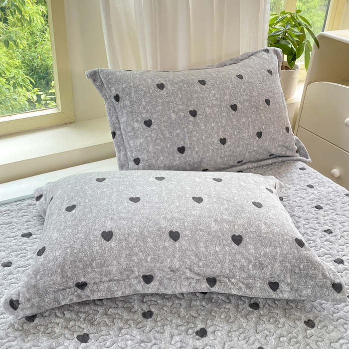 91家纺网 家纺一手货源 找家纺 赫梵茜 2024新款高克重安抚豆豆被套牛奶绒夹棉床笠四件套 灰色爱心