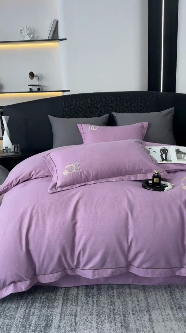 91家纺网 家纺一手货源 找家纺 宜家坊 2024新款加厚肌理纹碳素磨毛刺绣四件套-邂逅系列 邂逅-丁香紫