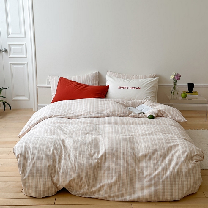 91家纺网 家纺一手货源 找家纺 艾沁家纺 2024新款40S全棉色织水洗提花条纹四件套 花漾-咖（配一对提花枕）