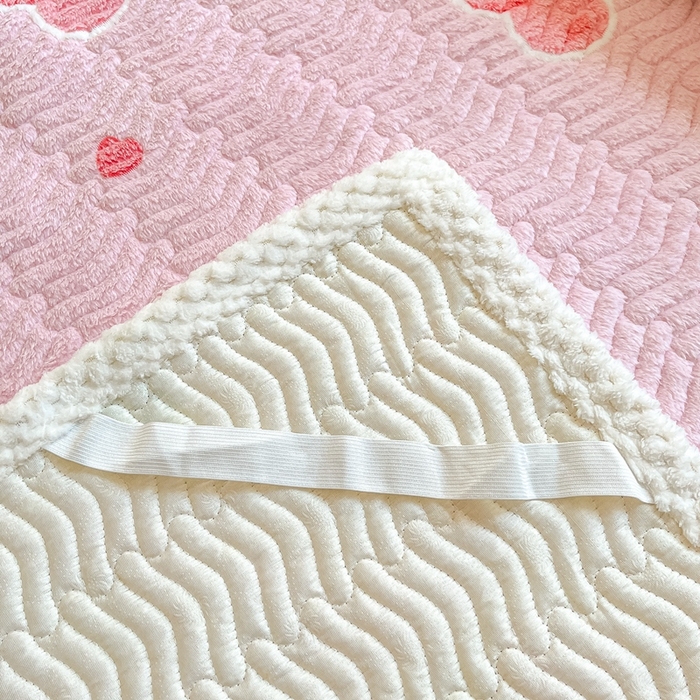 91家纺网 家纺一手货源 找家纺 川悦生活 2024新款A类印花雪花绒床垫加厚绒保暖床护垫 床垫桃心爱语