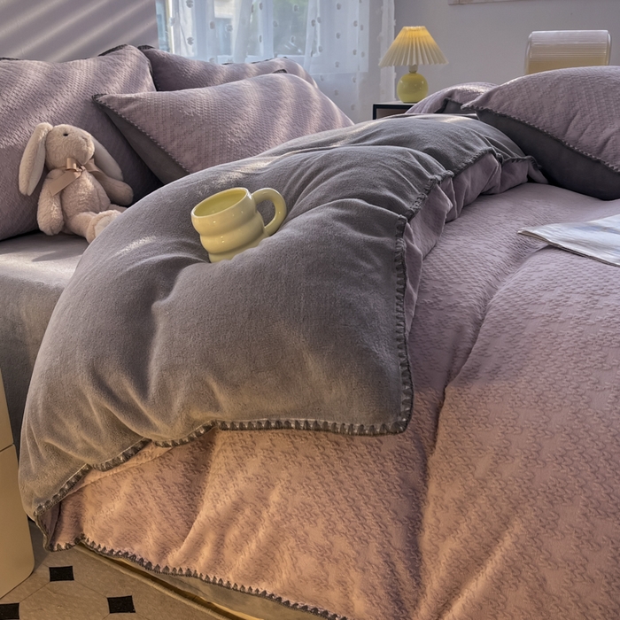 91家纺网 家纺一手货源 找家纺 晚依家纺 2024新款230g纯色立体雕花牛奶绒四件套贝壳边加厚保暖定制定做 语格-灰紫