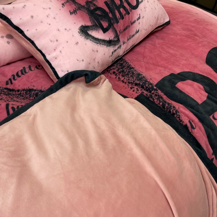 91家纺网 家纺一手货源 找家纺 2024新款大版数码印花四件套高克重双面加厚牛奶绒四件套 黑色爱心