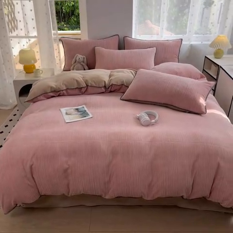 91家纺网 家纺一手货源 找家纺 晚依家纺 2024新款230g纯色立体雕花牛奶绒四件套贝壳边加厚保暖定制定做 香榭格调-糖果粉
