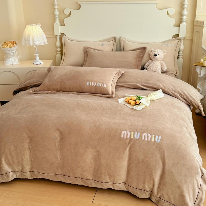 91家纺网 家纺一手货源 找家纺 宜家坊 2024新款高克重9斤婴儿绒轻奢刺绣织带四件套 咖啡色