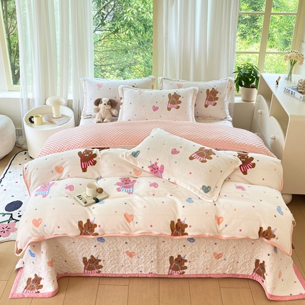 91家纺网 家纺一手货源 找家纺 赫梵茜 2024新款高克重安抚豆豆被套牛奶绒夹棉床盖四件套 熊宝宝