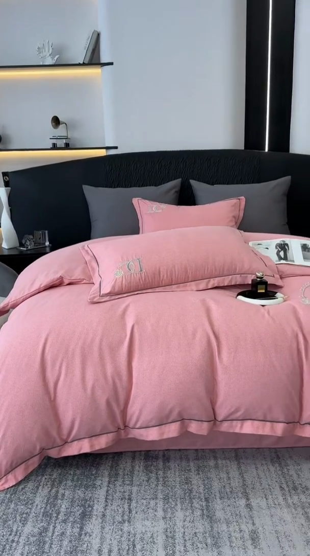 91家纺网 家纺一手货源 找家纺 宜家坊 2024新款加厚肌理纹碳素磨毛刺绣四件套-邂逅系列 邂逅-浪漫粉