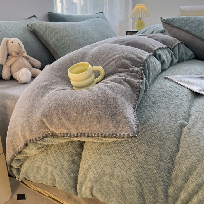 91家纺网 家纺一手货源 找家纺 晚依家纺 2024新款230g纯色立体雕花牛奶绒四件套贝壳边加厚保暖定制定做 语格-蔚蓝