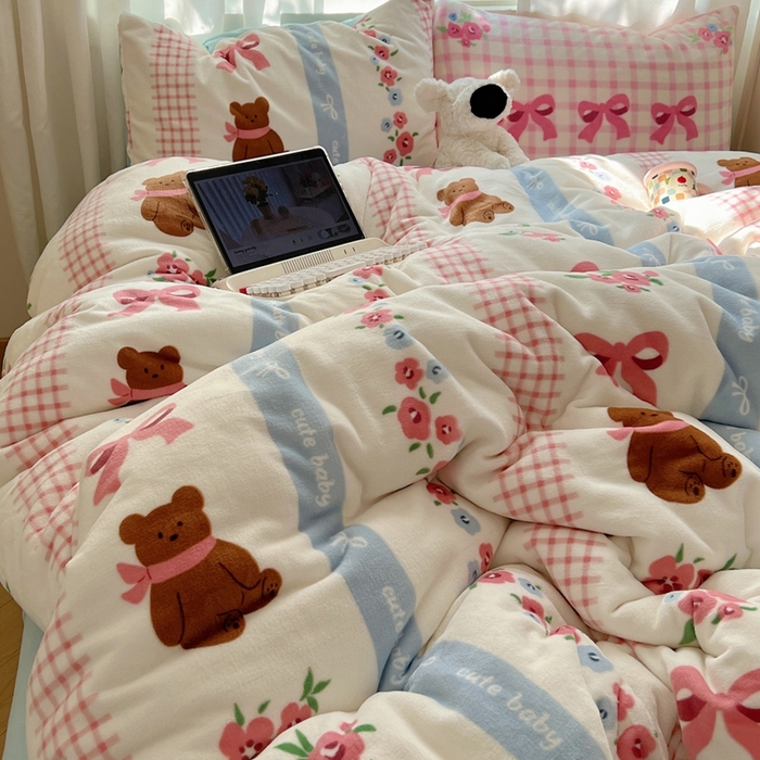 91家纺网 家纺一手货源 找家纺 桃喜 2024新秋冬新品卡通混搭牛奶绒系列四件套 花园小熊