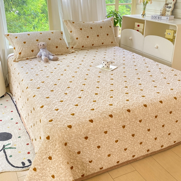 91家纺网 家纺一手货源 找家纺 赫梵茜 2024新款高克重安抚豆豆被套牛奶绒夹棉床盖四件套 黄色爱心