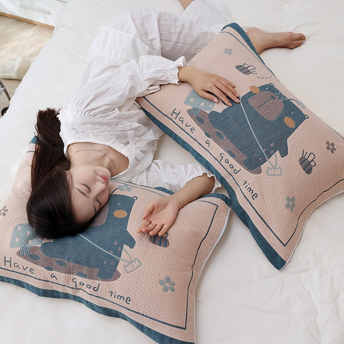 91家纺网 家纺一手货源 找家纺 朴尔家纺-毛巾被 2024年新款卡通定位纯棉四层纱布枕巾 包包熊崽-蓝