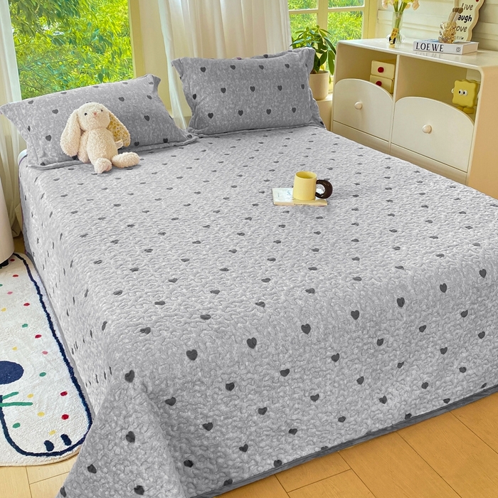 91家纺网 家纺一手货源 找家纺 赫梵茜 2024新款高克重安抚豆豆被套加厚牛奶绒床盖加厚牛奶绒夹棉床笠四件套 灰色爱心