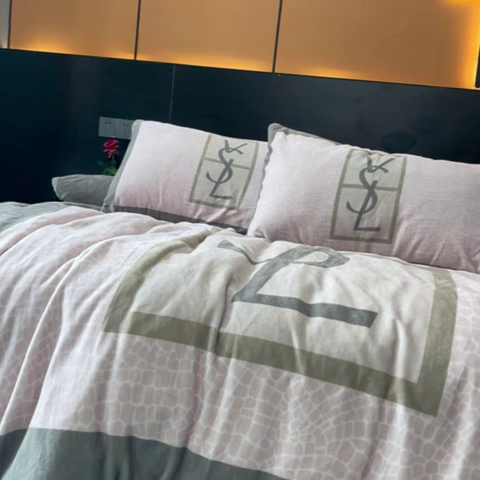 91家纺网 家纺一手货源 找家纺 2024新款大版数码印花四件套高克重双面加厚牛奶绒四件套 豹纹香水