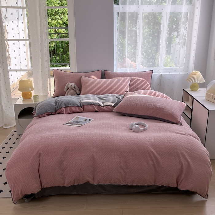 91家纺网 家纺一手货源 找家纺 晚依家纺 2024新款230g纯色立体雕花牛奶绒四件套贝壳边加厚保暖定制定做 语格-珊瑚粉