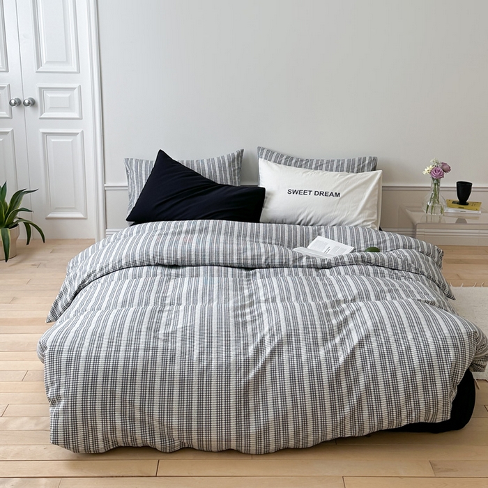 91家纺网 家纺一手货源 找家纺 艾沁家纺 2024新款40S全棉色织水洗提花条纹四件套 花漾-黑（配1只黑枕+1只字母枕）