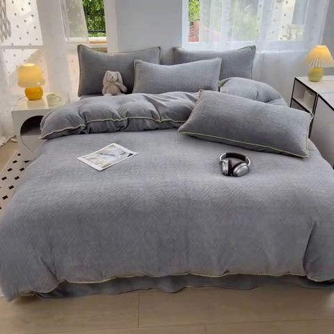 91家纺网 家纺一手货源 找家纺 晚依家纺 2024新款230g纯色立体雕花牛奶绒四件套贝壳边加厚保暖定制定做 语格-石英灰