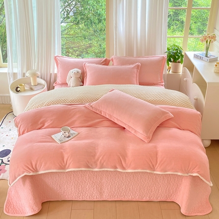 91家纺网 家纺一手货源 找家纺 赫梵茜 2024新款高克重安抚豆豆被套牛奶绒夹棉床盖四件套 新款粉色