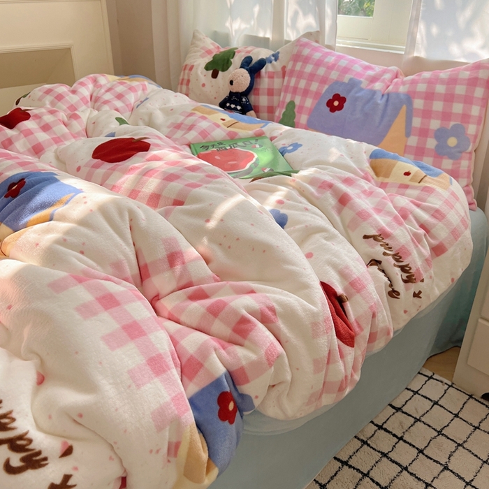 91家纺网 家纺一手货源 找家纺 桃喜 2024新秋冬新品卡通混搭牛奶绒系列四件套 粉格小屋