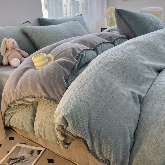 91家纺网 家纺一手货源 找家纺 晚依家纺 2024新款230g纯色立体雕花牛奶绒四件套贝壳边加厚保暖定制定做 语格-蔚蓝