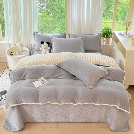 91家纺网 家纺一手货源 找家纺 赫梵茜 2024新款高克重安抚豆豆被套牛奶绒夹棉床盖四件套 新款灰色
