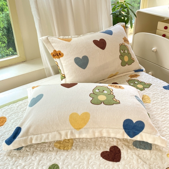 91家纺网 家纺一手货源 找家纺 赫梵茜 2024新款高克重安抚豆豆被套牛奶绒夹棉床笠四件套 爱心恐龙