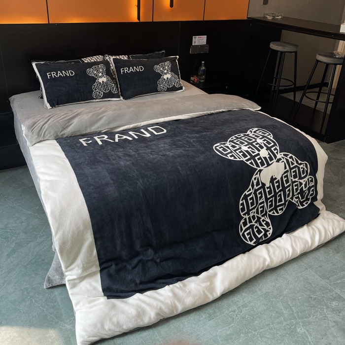 91家纺网 家纺一手货源 找家纺 2024新款大版数码印花四件套高克重双面加厚牛奶绒四件套 小黑熊