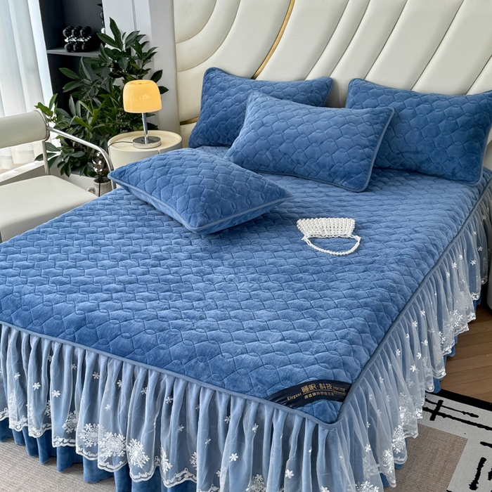 91家纺网 家纺一手货源 找家纺 品乐家纺 2024新款简约牛奶绒夹棉保暖床裙 宾利蓝