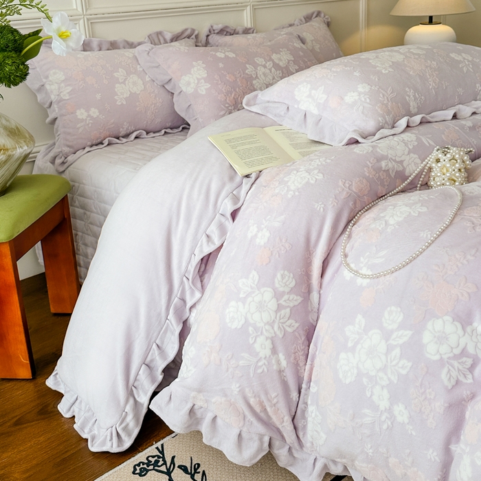 91家纺网 家纺一手货源 找家纺 野合家纺 2024新款法式A类雕花牛奶绒韩版公主风四件套床盖款床单款床笠款 花开花艳-粉紫