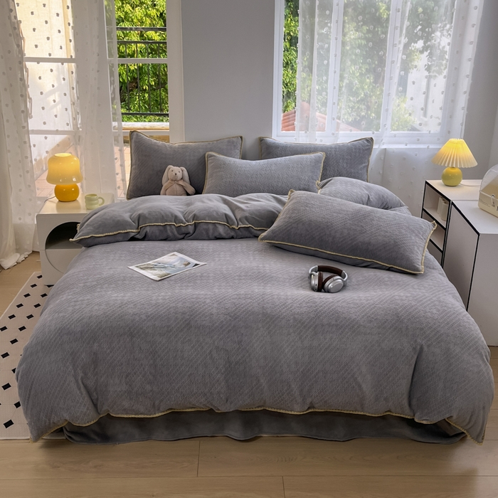 91家纺网 家纺一手货源 找家纺 晚依家纺 2024新款230g纯色立体雕花牛奶绒四件套贝壳边加厚保暖定制定做 语格-石英灰