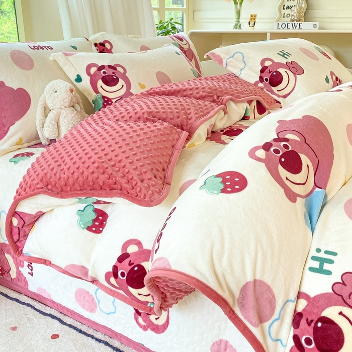 91家纺网 家纺一手货源 找家纺 赫梵茜 2024新款高克重安抚豆豆被套牛奶绒夹棉床盖四件套 甜心熊