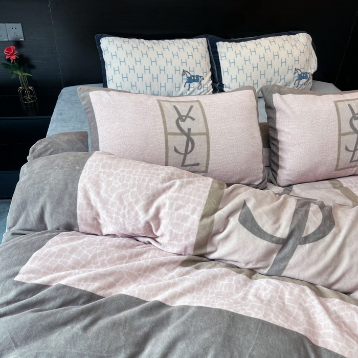 91家纺网 家纺一手货源 找家纺 2024新款大版数码印花四件套高克重双面加厚牛奶绒四件套 豹纹香水