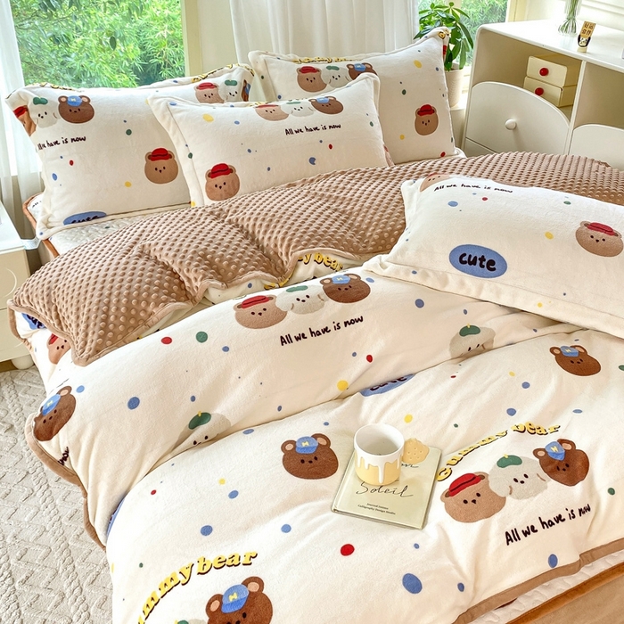 91家纺网 家纺一手货源 找家纺 赫梵茜 2024新款高克重安抚豆豆被套加厚牛奶绒床盖加厚牛奶绒夹棉床笠四件套 复古小熊