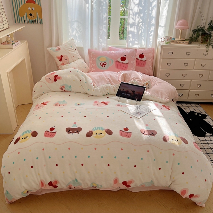 91家纺网 家纺一手货源 找家纺 桃喜 2024新秋冬新品卡通混搭牛奶绒系列四件套 波点动物园（牛奶绒）