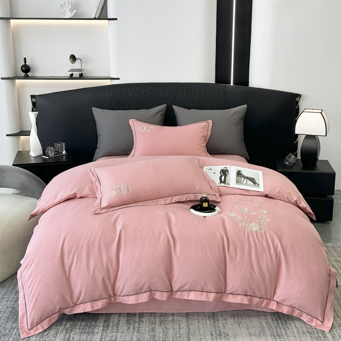 91家纺网 家纺一手货源 找家纺 宜家坊 2024新款加厚肌理纹碳素磨毛刺绣四件套-邂逅系列 邂逅-浪漫粉