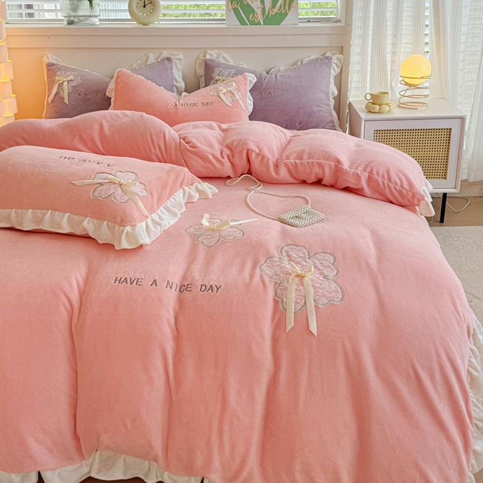 91家纺网 家纺一手货源 找家纺 宜家坊 2024秋冬韩版花边蕾丝刺绣加厚牛奶绒四件套（含无纺布手提袋） 花屿集-粉