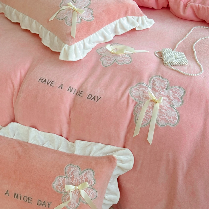 91家纺网 家纺一手货源 找家纺 宜家坊 2024秋冬韩版花边蕾丝刺绣加厚牛奶绒四件套（含无纺布手提袋） 花屿集-粉