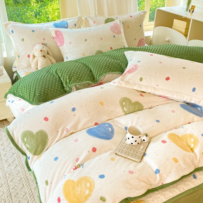 91家纺网 家纺一手货源 找家纺 赫梵茜 2024新款高克重安抚豆豆被套加厚牛奶绒床盖加厚牛奶绒夹棉床笠四件套 七彩爱心