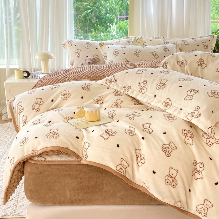 91家纺网 家纺一手货源 找家纺 赫梵茜 2024新款高克重安抚豆豆被套加厚牛奶绒床盖加厚牛奶绒夹棉床笠四件套 小熊院长