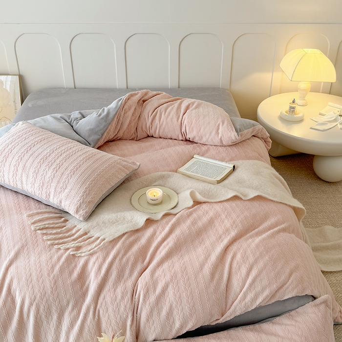 91家纺网 家纺一手货源 找家纺 2024新款雕花绒牛奶绒四件套--麦穗系列 麦穗粉灰