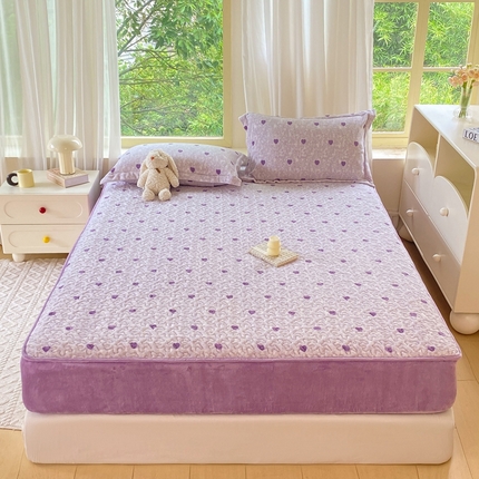 91家纺网 家纺一手货源 找家纺 赫梵茜 2024新款高克重安抚豆豆被套牛奶绒夹棉床笠四件套 紫爱心