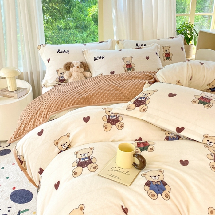 91家纺网 家纺一手货源 找家纺 赫梵茜 2024新款高克重安抚豆豆被套牛奶绒夹棉床盖四件套 布偶熊