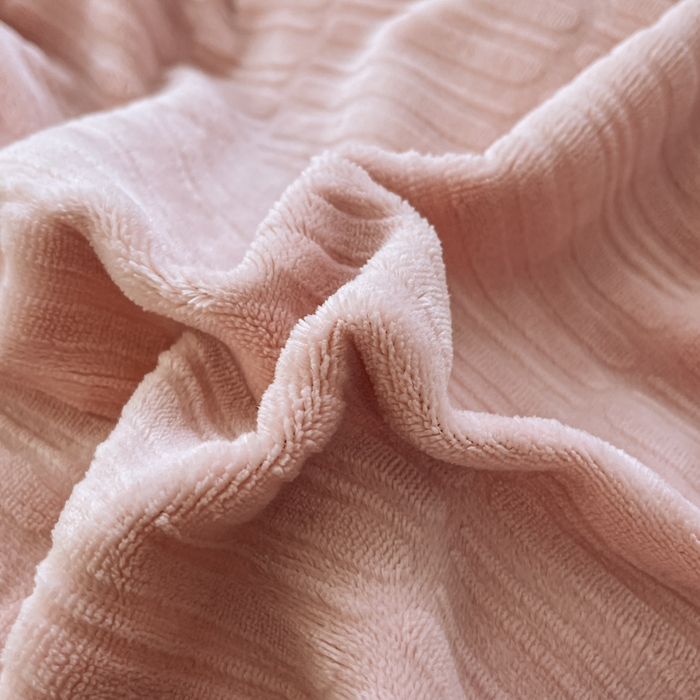 91家纺网 家纺一手货源 找家纺 晚依家纺 2024新款230g纯色立体雕花牛奶绒四件套贝壳边加厚保暖定制定做 香榭格调-糖果粉