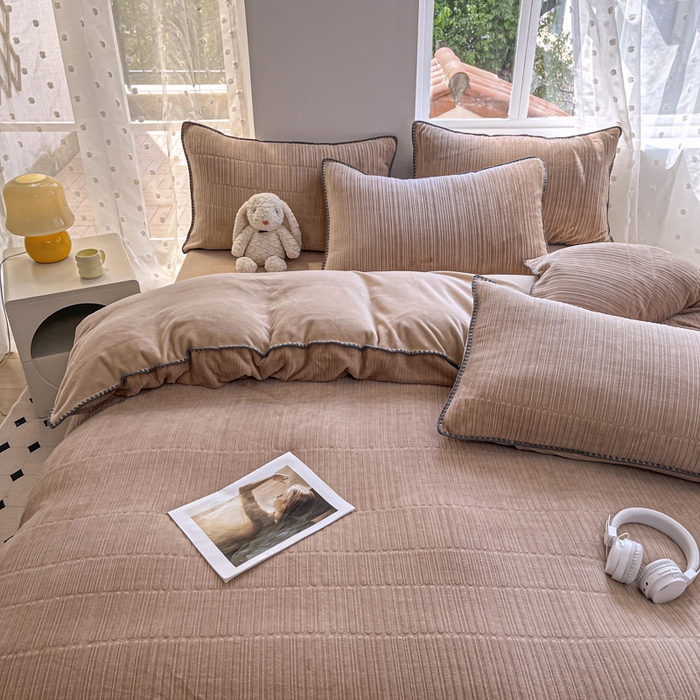 91家纺网 家纺一手货源 找家纺 晚依家纺 2024新款230g纯色立体雕花牛奶绒四件套贝壳边加厚保暖定制定做 香榭格调-杏