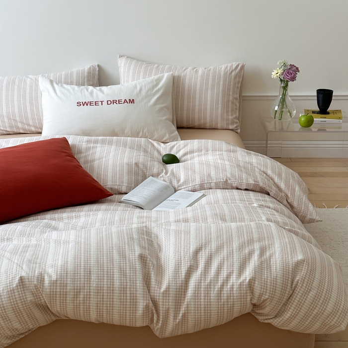 91家纺网 家纺一手货源 找家纺 艾沁家纺 2024新款40S全棉色织水洗提花条纹四件套 花漾-咖（配1只字母枕+1只砖红枕）