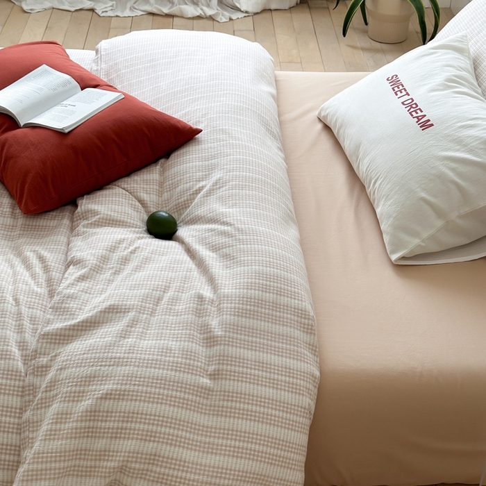 91家纺网 家纺一手货源 找家纺 艾沁家纺 2024新款40S全棉色织水洗提花条纹四件套 花漾-咖（配1只字母枕+1只砖红枕）