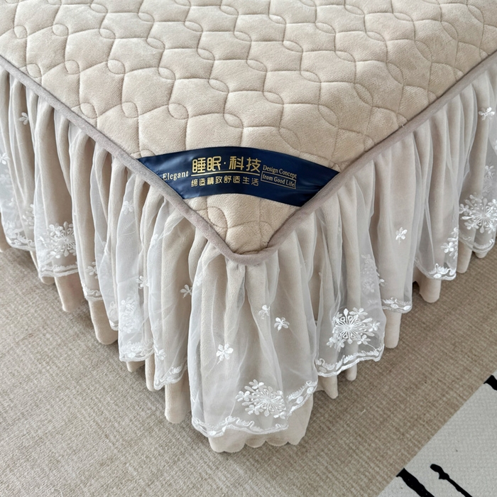 91家纺网 家纺一手货源 找家纺 品乐家纺 2024新款简约牛奶绒夹棉保暖床裙 驼色