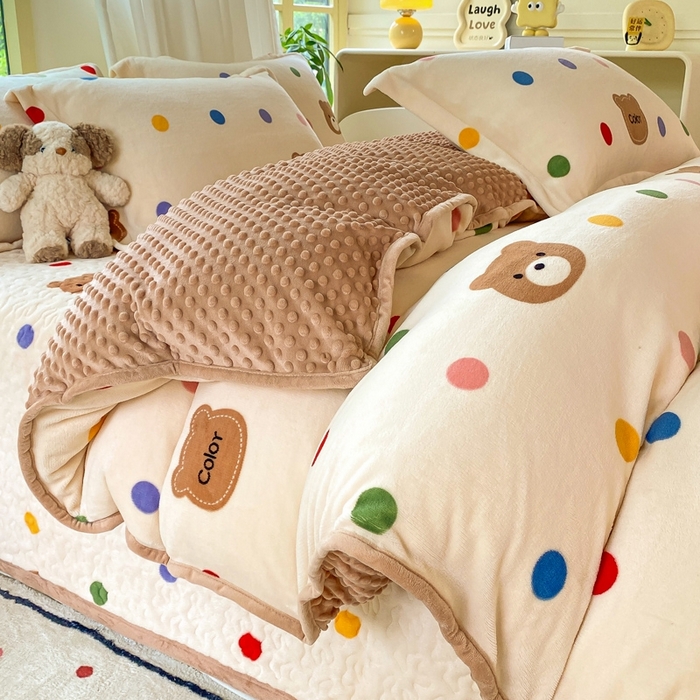 91家纺网 家纺一手货源 找家纺 赫梵茜 2024新款高克重安抚豆豆被套牛奶绒夹棉床盖四件套 波点小熊